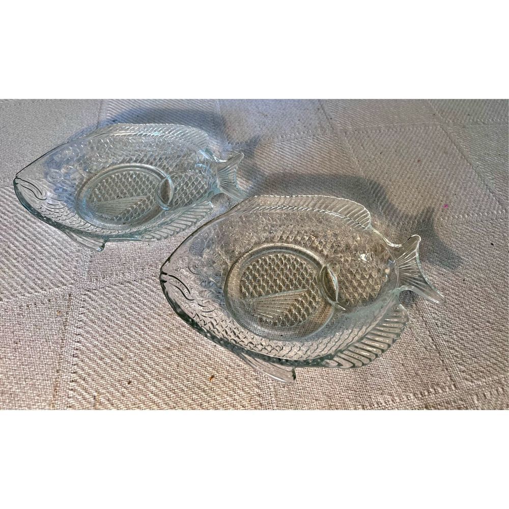 VINTAGE SET OF 2 ARCOROC FRANCE CLEAR GLASS FISH SHAPED PLATE W/ Space for Sauce